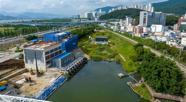 11일 북구 덕천교차로 침수 예방을 위한 덕천배수펌프장 증설 공사 현장. 이원준 기자