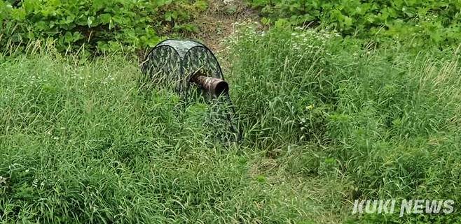 경기도 하남시 덕풍천 중상류 지역에서 3일간 위장텐트를 설치하고 초망원렌즈를 통해 흰목물떼새의 번식과장을 지켜봤다.