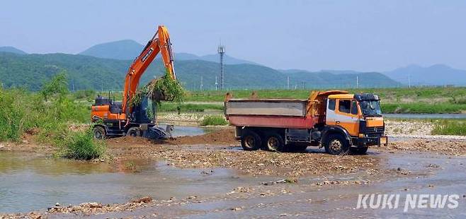 지난 5월 경기도 광주 경안천에서 포크레인 등 중장비를 동원해 하천정비작업을 하고 있다.