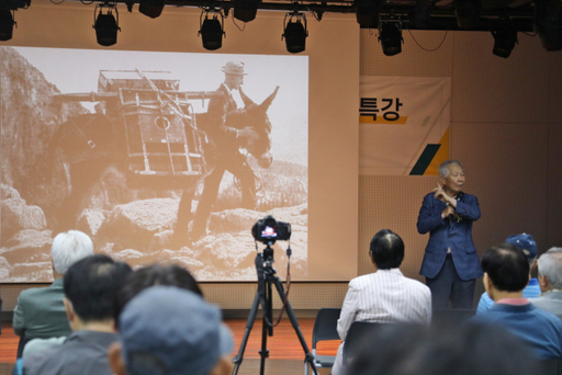 10일 팔달문화센터 대강당에서 열린 ‘신 사진학개론’ 출판 기념 저자 강연회에서 이종원 교수가 강연을 진행하고 있다. ㈔한국사진작가협회 수원지부 제공