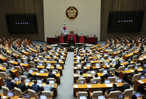 30일 오후 국회 본회의에서 더불어민주당 '전당대회 돈봉투 의혹' 사건으로 구속영장이 청구된 무소속 윤관석·이성만 의원에 대한 체포동의안이 보고되고 있다. 연합뉴스