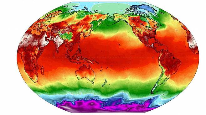 지구촌 '펄펄 끓는 6월'
시베리아 지역이 영상 40도에 육박하는 등 전 세계가 이상기온 현상으로 들끓고 있다. 사진은 11일 미국 메인대 기후변화연구소가 미국 국립해양대기청(NOAA) 자료를 토대로 만든 기후 지도. 한반도 등 20도 이상인 지역은 붉은색으로, 중국 동부와 북미 남부 등 30도를 넘는 지역은 적갈색으로 표시돼 있다.  ClimateReanalyzer 홈페이지 캡처