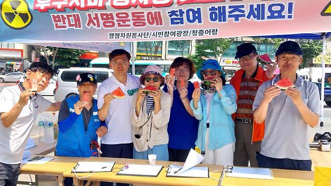 현근택 민주연구원 부원장이 지난 9일 지지자들과 경기 성남시 모란역 앞에서 기념촬영을 하고 있다. /사진= 현근택 부원장 페이스북.