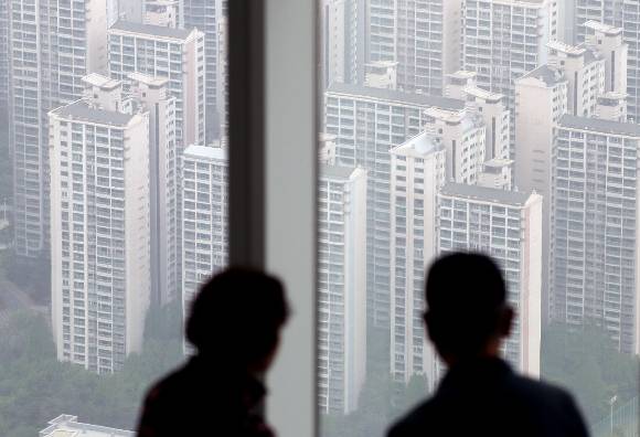 서울 송파구 롯데월드타워 전망대 '서울스카이'에서 바라본 아파트 단지의 모습. /사진=뉴스1