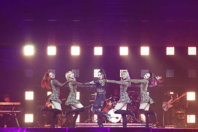 2023 위버스콘 페스티벌에 출연한 엄정화 [하이브 제공]