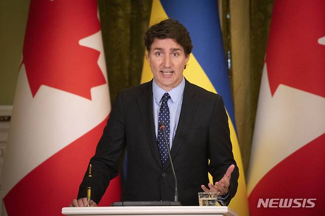 [키이우=AP/뉴시스]쥐스탱 트뤼도 캐나다 총리가 10일(현지시간) 우크라이나 수도 키이우에서 볼로디미르 젤렌스키 우크라이나 대통령과 공동 기자회견을 갖고 있다. 2023.06.10.