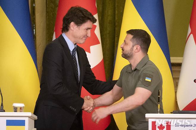 [키이우=AP/뉴시스]쥐스탱 트뤼도 캐나다 총리(사진 왼쪽)가 10일(현지시간) 우크라이나 수도 키이우에서 볼로디미르 젤렌스키 우크라이나 대통령과 만나고 있다. 2023.06.10.