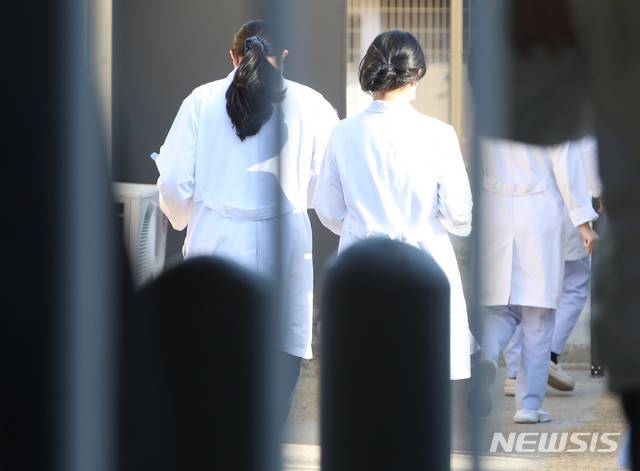 [서울=뉴시스] 서울 중구 을지로 국립중앙의료원에서 의료진들이 이동하고 있다.  (사진=뉴시스DB). 2023.06.11. photo@newsis.com