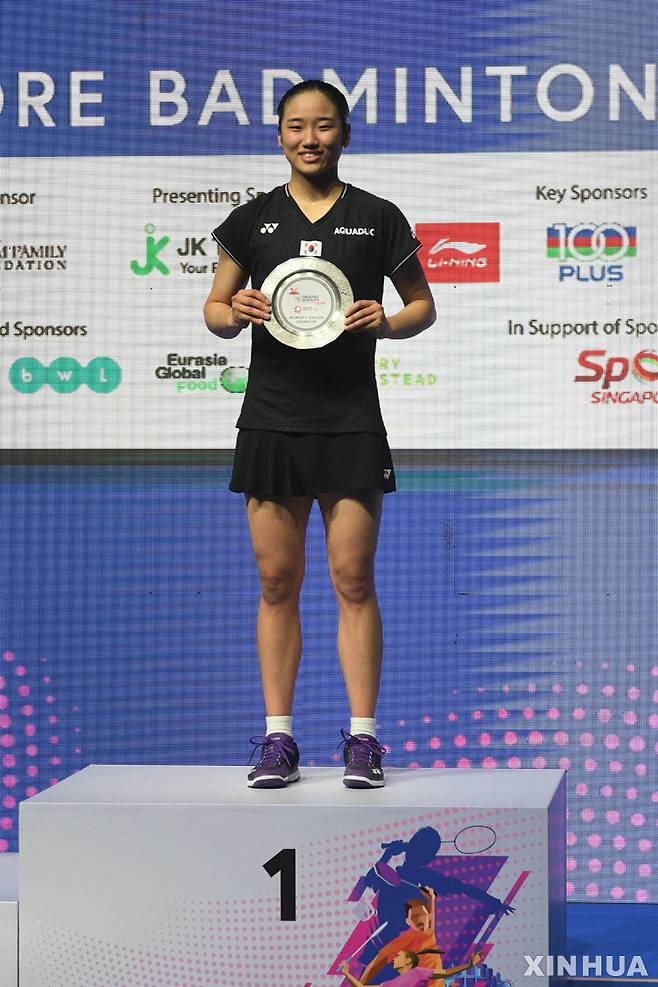 [싱가포르=신화/뉴시스]  2023 싱가포르 오픈 배드민턴선수권대회 여자단식에서 우승한 안세영이 11일(현지시각) 싱가포르 체육관에서 열린 시상식에서 포즈를 취하고 있다. 2023.06.11.