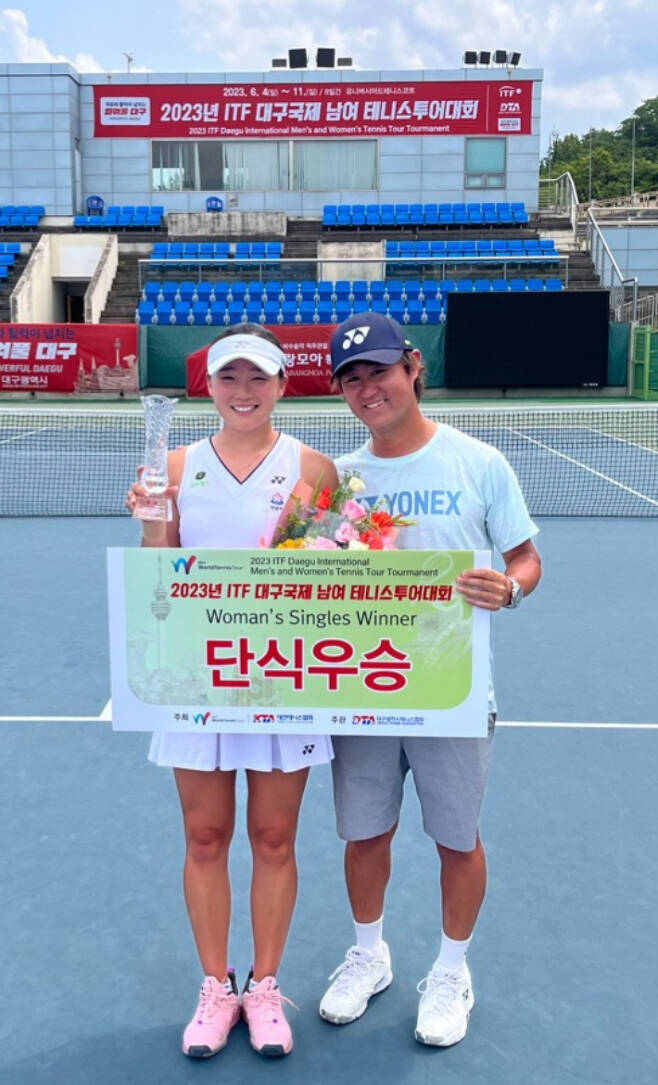 11일 국제테니스연맹(ITF) 대구 국제 대회 여자 단식 우승을 차지한 박소현(왼쪽)과 우 야스오 코치. 요넥스
