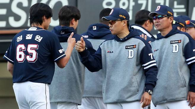 지난 4월 정철원 격려하는 이승엽 감독