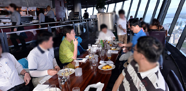 2015년 이재명 당시 성남시장(왼쪽 연두색 상의)이 김문기 전 성남도시개발공사 개발사업1처장(오른쪽 파란색 상의) 등과 뉴질랜드 식당에서 식사하고 있다. [이기인 경기도의원 블로그]