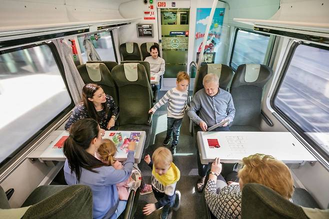 오스트리아 국영철도(ÖBB)의 가족 칸. 아동으로부터 공간과 집단을 분리하려는 시도가 많다. ⓒÖBB 웹사이트