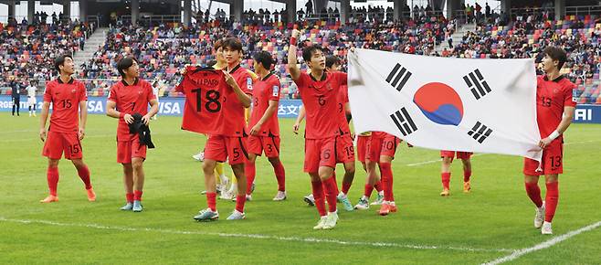 6월4일(현지시간) 아르헨티나 산티아고 델에스테로 스타디움에서 열린 2023 FIFA U-20 월드컵 8강전 한국과 나이지리아의 경기에서 연장전 끝에 1대0으로 승리를 거둔 대표팀 선수들이 자축하고 있다. ⓒ연합뉴스