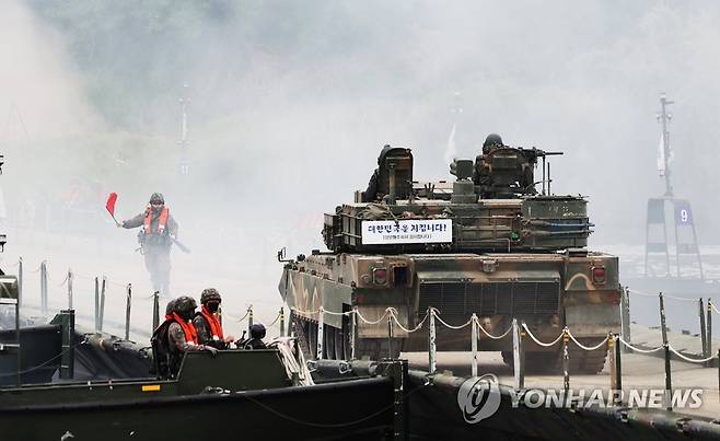 '대한민국을 지킵니다' (여주=연합뉴스) 홍기원 기자 = 24일 경기도 여주시 연양동 남한강 일대에서 열린 육군 제11기동사단 도하훈련에서 K2 전차가 부교를 건너고 있다. 2023.5.24 xanadu@yna.co.kr