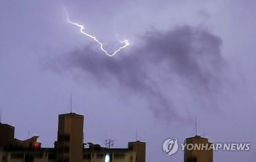 도심 상공에 치는 번개. [연합뉴스 자료사진]