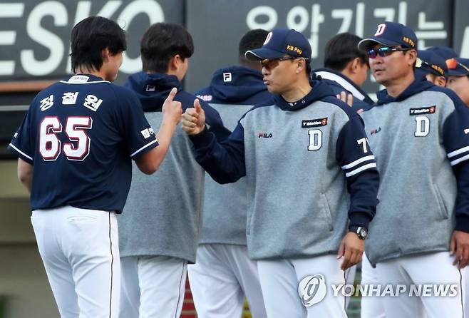 정철원 격려하는 이승엽 감독 4월 9일 광주기아챔피언스필드에서 열린 프로야구 두산 베어스와 KIA 타이거즈의 경기. 두산 이승엽 감독이 3-2 승리를 거둔 뒤 정철원과 하이파이브 하고 있다. [연합뉴스 자료사진]