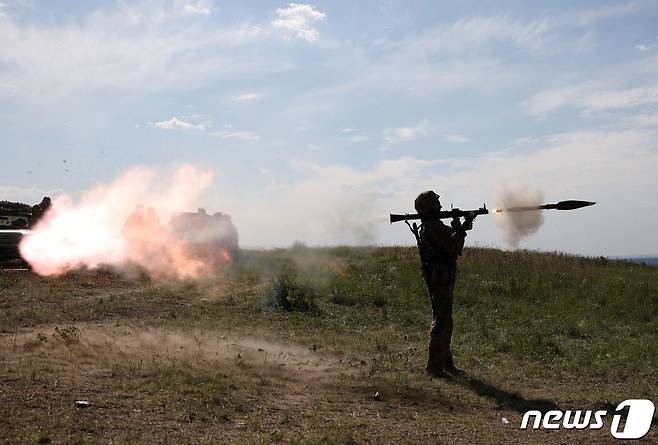 8일 (현지시간) 우크라이나 도네츠크에서 병사가 러시아 군을 향해 휴대용 로켓을 발사하고 있다. 2023.6.9 ⓒ AFP=뉴스1 ⓒ News1 우동명 기자