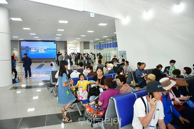 속초항에서 세레나호 승선을 기다리는 관광객들.[사진=속초시]