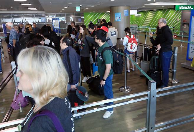 인천국제공항 1터미널 환승 보안검색 구역에서 여행객들이 짐 검사를 기다리고 있다. /뉴스1