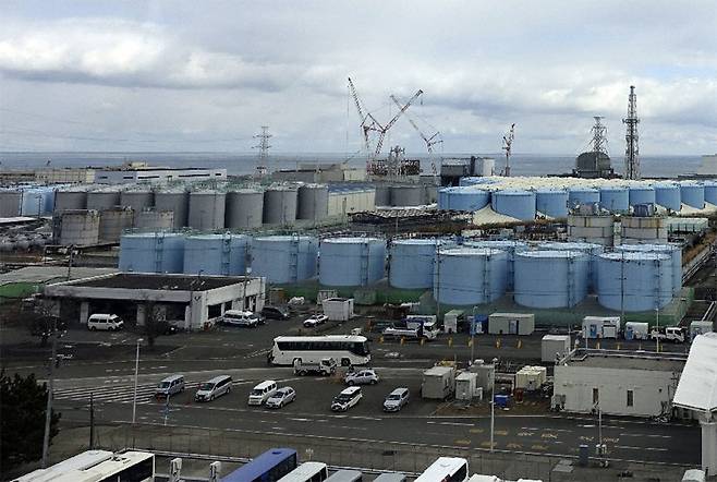올해 2월에 촬영된 일본 후쿠시마 제1원자력발전소 내부 모습. 오염수가 담긴 탱크가 들어서 있다. 도쿄전력은 방사성 물질을 제거한 오염수를 희석해 올여름부터 바다에 방류할 예정이다. 후쿠시마=AP 뉴시스