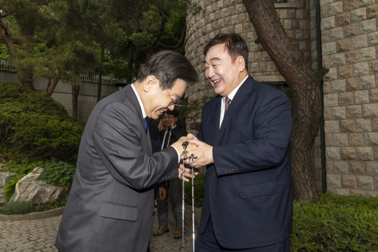 지난 6월8일 서울 성북구 중국대사관저를 방문한 이재명(왼쪽) 더불어민주당 대표가 싱하이밍(오른쪽) 주한중국대사를 만나고 있다.<국회사진기자단·연합뉴스>