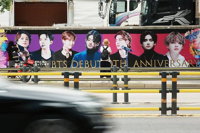 그룹 방탄소년단(BTS)의 데뷔 10주년을 하루 앞둔 12일 서울 용산구 하이브 사옥 인근에 기념일을 축하하는 팬들의 응원 메시지가 붙어있다. 연합뉴스