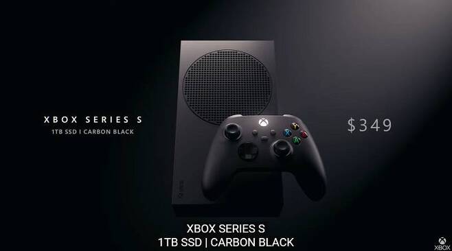 카본 블랙 색상의 Xbox Series S