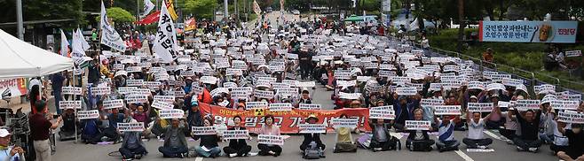 12일 오후 국회 앞에서 ‘일본 방사성 오염수 해양투기 저지 2차 전국 행동의날 전국 어민대회’가 열리고 있다. 김혜윤 기자