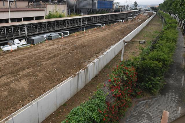 포스코 포항제철소에 높이 2m의 차수벽이 설치돼 있다. 뉴스1
