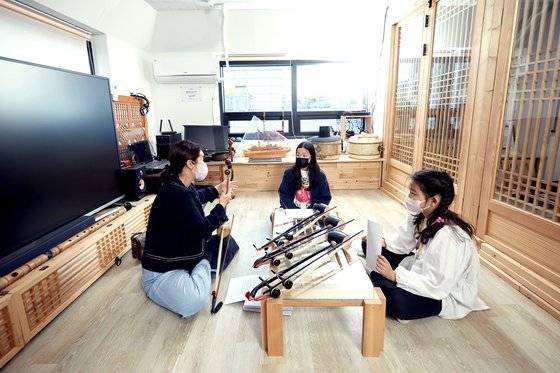 송한나(맨 왼쪽) 선생님은 해금을 막 배우기 시작한 초보자들은 저렴한 가격대의 악기를 구입해 연습하는 것이 좋다고 조언했다.