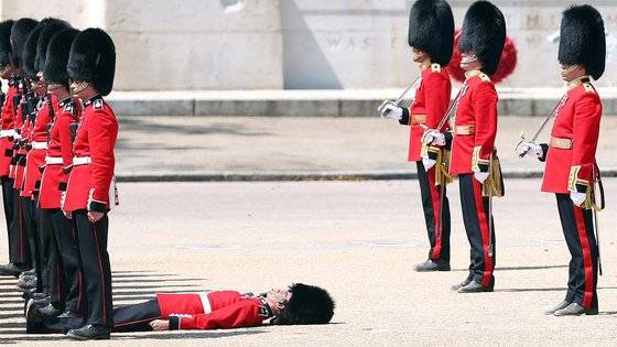 10일(현지시간) 땡볕 아래에서 '군기분열식' 리허설을 하다 실신한 근위병. AFP=연합뉴스
