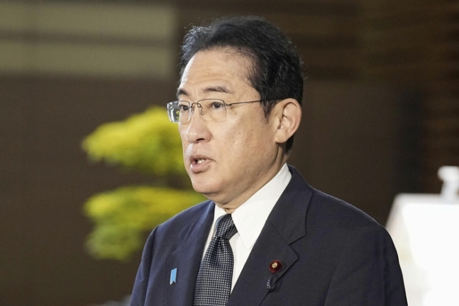 기시다 후미오 일본 총리가 지난달 31일 도쿄 총리 관저에서 기자들의 질문에 답하고 있다.  AP연합뉴스