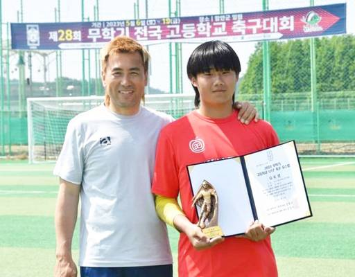 전 국가대표 레전드 골키퍼이자 현 강원FC 대표이사인 김병지씨(왼쪽)와 그의 삼남 김태산군. 용인시축구센터 제공