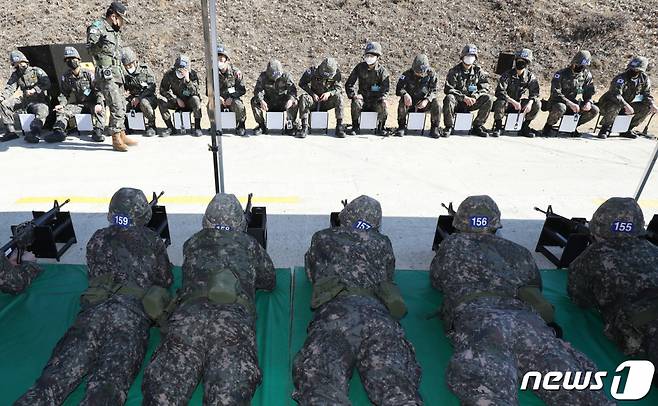 경북 경산시 예비군훈련장에서 예비군들이 실탄 사격에 앞서 영점조준 훈련을 하고 있다. (위 사진은 기사와 관계없음)/사진=뉴스1