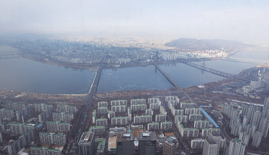 롯데월드타워 서울스카이 전망대에서 바라본 서울 시내 아파트 모습 [연합]