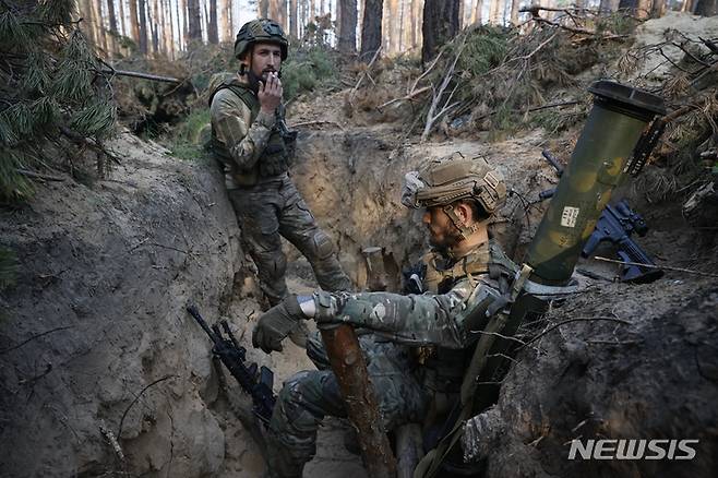 [크레민나=AP/뉴시스] 8일(현지시각) 우크라이나 루한시크주 크레민나 전선 참호에서 우크라이나 군인들이 휴식하고 있다. 2023.06.09.