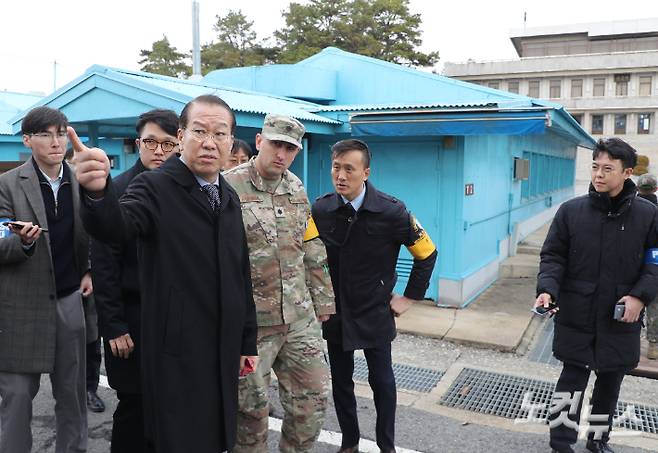 권영세 통일부장관이 경기도 파주시 판문점을 방문해서 유엔사 군정위 관계자로부터 설명을 듣고 있다. 파주=사진공동취재단