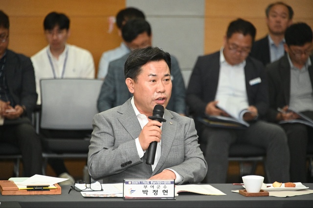 박정현 충남 부여군수가 12일 열린 충남시장군수협의회에서 빈집세 도입 필요성을 역설하고 있다.