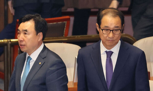 무소속 윤관석·이성만 의원이 12일 오후 열린 국회 본회의에서 체포동의안 표결 결과를 기다리고 있다. 연합뉴스