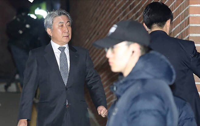 이명박 전 대통령의 구속영장실질심사가 열린 지난 2018년 3월22일 오후 이 전 대통령의 서울 논현동 자택으로 이동관 전 홍보수석비서관이 들어가고 있다.