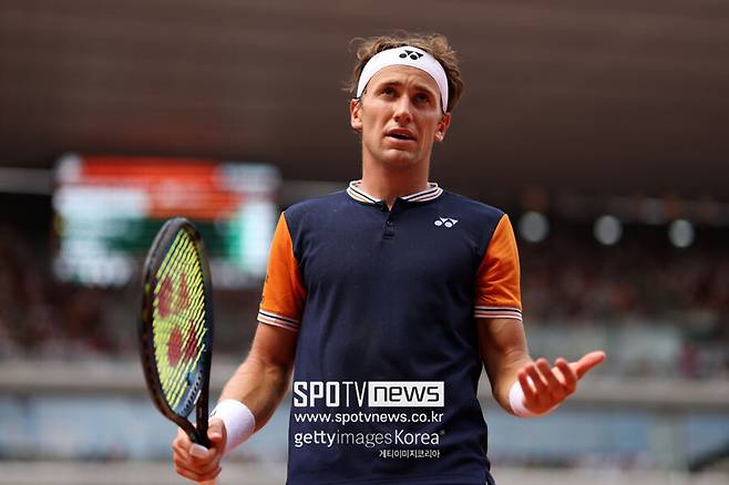 ▲ 카스페르 루드가 2023년 롤랑가로스 프랑스오픈 남자 단식 결승전에서 경기가 풀리지 않자 아쉬워하고 있다.