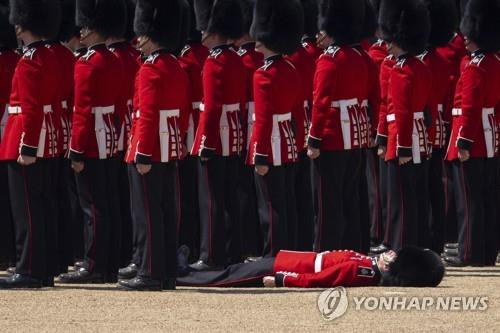 10일 '군기분열식' 리허설 도중 실신한 근위병 [EPA=연합뉴스 자료사진]