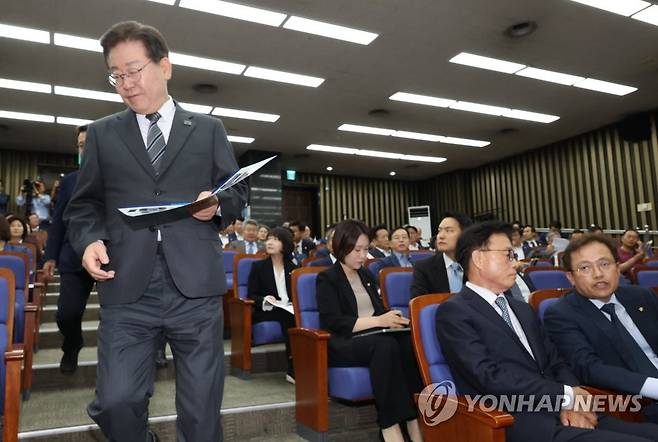 의총 참석하는 이재명 대표 (서울=연합뉴스) 한상균 기자 = 민주당 이재명 대표가 12일 국회에서 열린 당 의원총회에 참석하고 있다. 2023.6.12 xyz@yna.co.kr