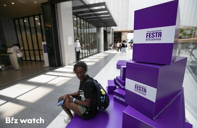 방탄소년단(BTS) 데뷔 10주년을 기념한 마케팅에 유통업계가 가세하고 나섰다. 사진은 13일 오후 영등포구 여의도 더현대 서울에 마련된 포토부스 모습./사진=이명근 기자 qwe123@