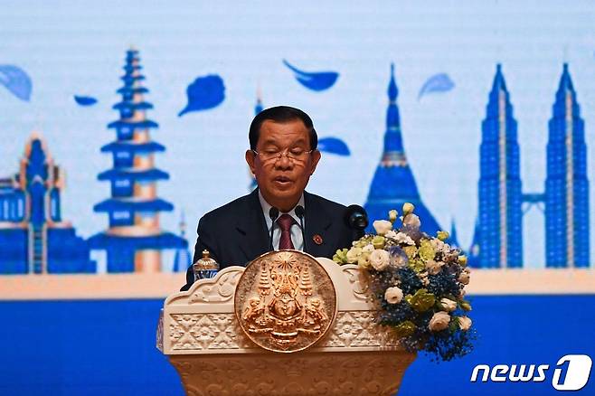 훈센 캄보디아 총리가 지난해 11월 프놈펜에서 열린 아세안(동남아국가연합) 정상회의 개막식서 연설을 하고 있다.  2022.11.11. ⓒ AFP=뉴스1 ⓒ News1 우동명 기자