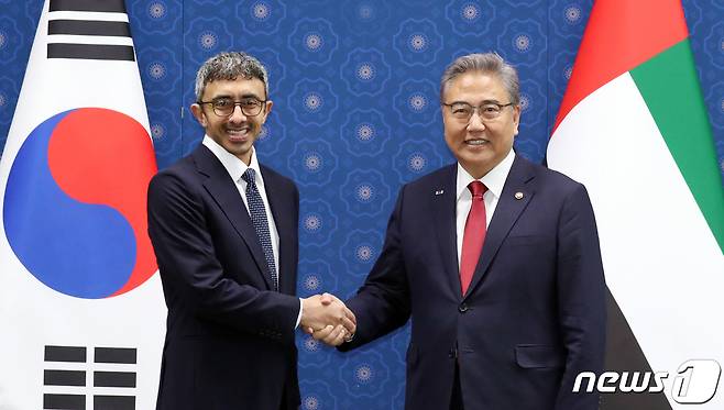 박진 외교부 장관(오른쪽)과 압둘라 빈 자이드 알 나흐얀 UAE 외교장관. 2023.6.13/뉴스1 ⓒ News1 김명섭 기자