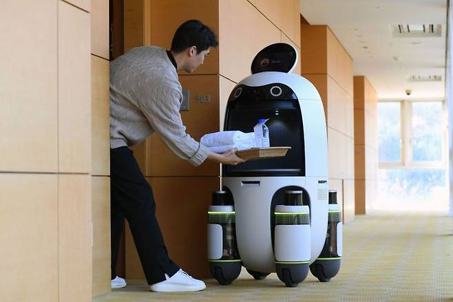 롤링힐스 호텔에서 현대차그룹 배송 로봇이 서비스하는 모습[사진=현대차그룹]