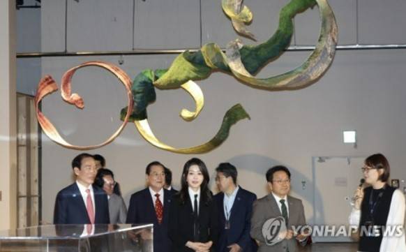 김건희 여사가 13일 광주 북구 광주비엔날레 전시관에서 진행 중인 제14회 광주비엔날레를 찾아 유마 타루 작가의 '천과 같은 혀'를 관람하고 있다. [사진출처=연합뉴스]