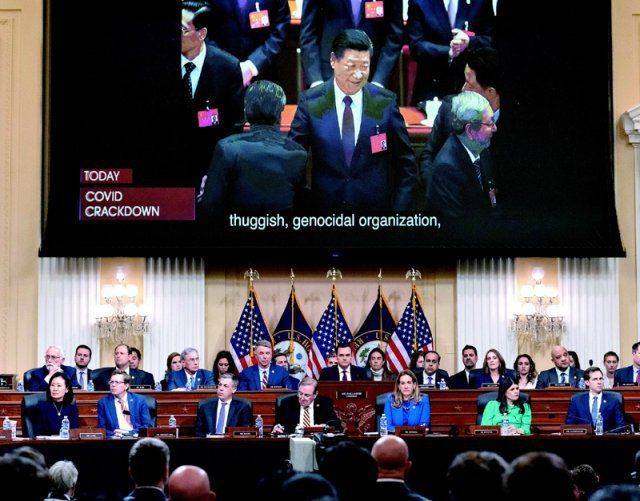 2023년 2월 28일(현지시각) 미국 워싱턴D.C. 연방 하원의사당에서 열린 ‘미국과 중국공산당 간 전략적 경쟁에 관한 특별위원회’의 첫 청문회장에 시진핑 총서기 모습을 담은 동영상이 상영되고 있다. 중국공산당을 ‘깡패 같고 대량 학살을 저지르는 조직’이라고 비판한 영어 문구도 보인다. 특위는 제118대 미국 연방의회에서 공화당과 민주당이 합의해 탄생한 초당적 기구이다./AP뉴시스
